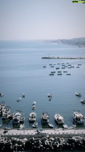Roshdi Sarraj Instagram - مد البصر.. وانظر الى أقصى مدى.. واعلم بأن العمر يجري.. فلتجاريه ولا تخشى الحفر ..

#gazaunderattack #sea #seaport #boat #drone #dji #fyp #fypシ #reels