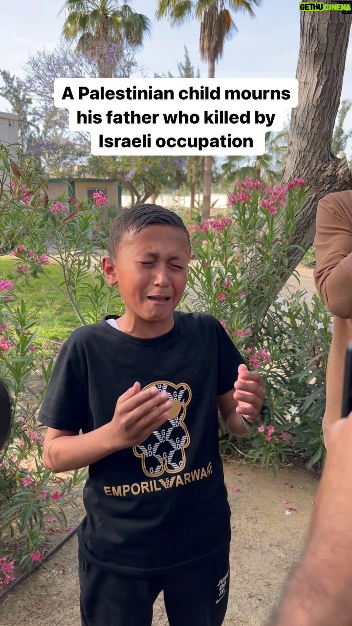 Roshdi Sarraj - 3.5K Likes - A Palestinian child mourns his father who killed by Israeli occupation…
#gaza #war #child #kill #today
