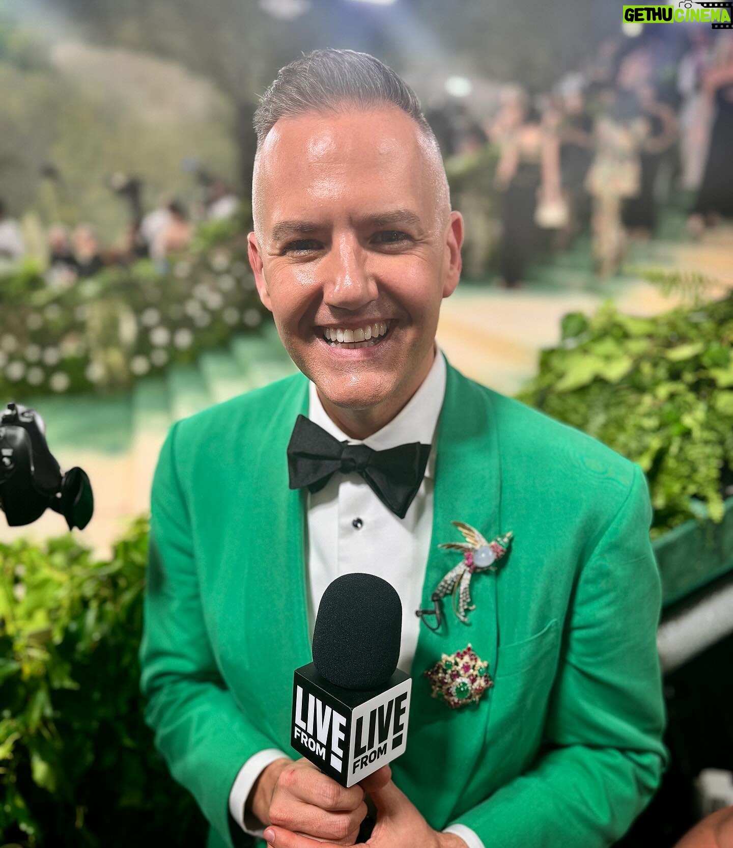 Ross Mathews - 4K Likes - That’s a wrap from the #MetGala on @eentertainment!!! 🌟 Thank you all for watching and supporting and sharing your questions for the stars - I even asked some of yours! I’m so grateful to have experienced this with all of you. So so so so fun! 🥰