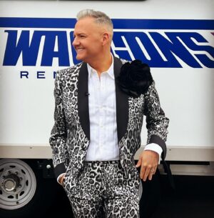 Ross Mathews Instagram - We’re calling a mandatory meeting! 🤭 It’s Drag Awareness Month on an all-new #DragRace TONIGHT at 8p on @mtv 👠 And don’t forget to shop my #RossXRoss look - I co-design everything I wear on the show with @TheMayerOfficial & you can get it for yourself! Even though it didn’t exxxxactly button on this day (oopsies), I still felt amazing! Fab, chic & soooooo comfy! 🌟