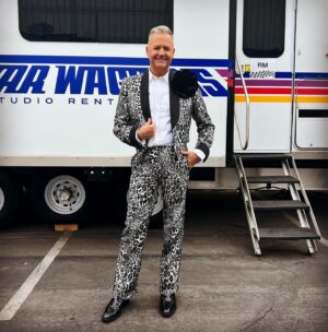 Ross Mathews Instagram - We’re calling a mandatory meeting! 🤭 It’s Drag Awareness Month on an all-new #DragRace TONIGHT at 8p on @mtv 👠 And don’t forget to shop my #RossXRoss look - I co-design everything I wear on the show with @TheMayerOfficial & you can get it for yourself! Even though it didn’t exxxxactly button on this day (oopsies), I still felt amazing! Fab, chic & soooooo comfy! 🌟