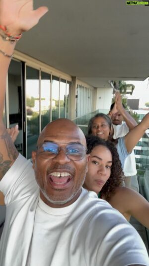 Roué Verveer Instagram - Het is mooi weer, 2 “Parasites” zijn op bezoek en we hebben zin in een feestje 🥳 Dan krijg je dit😂😂🤩🥳😎#LeefEnLach #FollowTheLeader #Gezelligheid @farahsewgobind @_ashleyng @randyjustin_