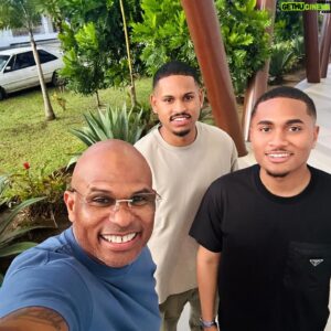 Roué Verveer Instagram - En daar zijn ze🎉🎉🎉
Twee van de drie “Parasites” zijn in Suriname aangekomen❤️ Nog net op tijd voor “Vaderdag”💪🏾(tenminste, dat is het smoesje waarmee ze op de emoties van hun moeder hebben gespeeld😂😂)
Blij dat ze er zijn🥳#LeefEnLach #ParasitesInThaHouse @randyjustin_ @julianverveer