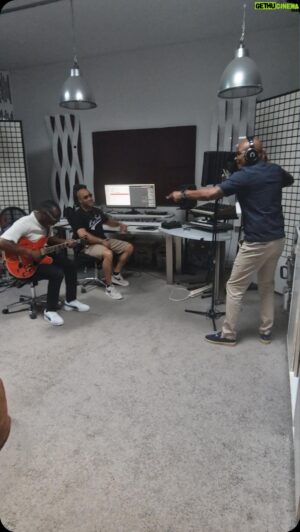 Roué Verveer Instagram - Vandaag een paar uur in de studio met @alvinmlewis en @patrickmijnals van de @haypmusic band 🎸 Dat was gekkenhuis maar ook hard werken💪🏾 Het resultaat gaat heel mooi worden🎉🎉🎉 ik hou jullie op de hoogte🤩#LeefEnLach #MakingThings