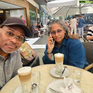 Roué Verveer Instagram - Vanmorgen vroeg zijn Farah en ik vertrokken uit Zermatt naar de volgende bestemming🤩Alles binnen Zwitserland doen we met de trein🚃 Tijdens een tussenstop in “Chur” gingen we even “Latte Time” doen❤️ …..en toen belde één van de “Parasites”🤦🏽‍♂️#LeefEnLach #JeKanOokAppen😤 @farahsewgobind @julianverveer