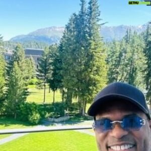 Roué Verveer Instagram - Zwitserland dag4🇨🇭

Vandaag was een relax dagje😎
Opgestaan en genoten van het prachtige uitzicht vanuit onze hotelkamer, ontbeten en toen hebben we gewandeld door het centrum van St.Moritz👀 Het grote meer is natuurlijk niet te missen en daar aan het meer hebben we onze “Latte Time” gehad ☕️ Terug bij het hotel heb ik me omgekleed en ben ik een rondje om het meer gaan hardlopen 🏃🏾‍♂️ Daarna heb ik nog een paar baantjes getrokken in het heerlijk verwarmd zwembad van het hotel🏊🏽‍♂️ Dat was uiteindelijk een behoorlijk actieve dag😂#LeefEnLach #StMoritz @farahsewgobind