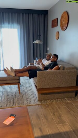 Roué Verveer Instagram - De jongens hebben een kamer naast mij met een connecting door🚪 
Ik kom uit m’n kamer en ze zitten naar voetbal te kijken⚽️ 
Kijk ze zitten alsof ze elkaar niet elke dag zien😆😀#LeefEnLach #Brothers @randyjustin_ @julianverveer @courtyardparamaribo