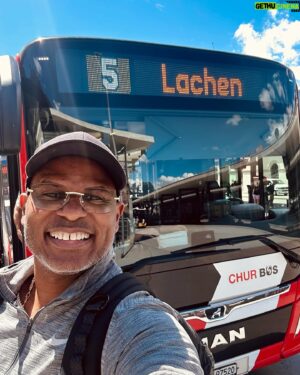 Roué Verveer Instagram - Ik weet waar ik wil wonen!!!🎉
Gisteren voordat we de trein ingingen, zag ik een bus die naar “Lachen” ging🤩 Ik wilde instappen , daar naartoe gaan en daar voor altijd blijven 🥳❤️ Daar hoor ik thuis🔥
Volgens Farah zou het daar saai zijn zonder haar🤦🏽‍♂️Dus stapte ik toch maar met haar op de trein😓#LeefEnLach #Lachen #MyPlace @farahsewgobind