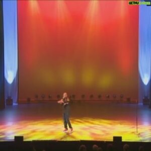 Roué Verveer Instagram - “Typisch Surinaams”🇸🇷

Afgelopen maandag 24 juni was het precies 11 jaar dat ik mijn eerste Surinaams gesproken show heb opgenomen 🎥
Het was de allereerste Surinaams gesproken show in Nederland 🎉
Ik heb de show eerst 10 keer gespeeld in Den Haag, Rotterdam en Almere om te eindigen in een uitverkocht Carré 🤩 Het was een feest 🥳
Intussen heb ik in totaal 4 Surinaamse shows gemaakt maar dit was de eerste😍❤️#LeefEnLach #TypischSurinaams🇸🇷 #AlleenMaarGezelligheid