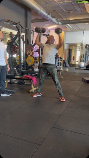 Roué Verveer Instagram - Goed voorbeeld doet volgen💪🏾 Samen trainen met de kids is ook een vorm van Qtime❤️ Samen moe, samen kapot en samen fit🤩#LeefEnLach #LetsGo @julianverveer @lukewesselo_ @gympuntuit