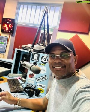 Roué Verveer Instagram - Dag 1 🇸🇷
Na een korte nachtrust was ik vanmorgen vroeg al op bezoek bij “De Ochtendshow” op @radio10magicfm 
Lunch was een feest 🥳 
Vanavond meeting in verband met de shows die morgen van start gaan🎉🎉🎭#LeefEnLach #Suriname #ASanOwBossss💥