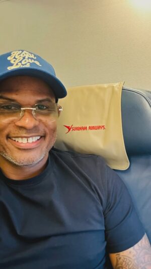 Roué Verveer Instagram - SURINAME, mi doro🎉🎉

Heerlijke vlucht gehad met @surinamairways_official 🎉🎉
Het feest kan beginnen💥 
Showtime: 12 t/m 16 juni in Assuria Event Centre🎭 Check voor de laatste kaarten voor 12 en 13 juni bij Coffeebox Noord en Zuid👌🏾#LeefEnLach #ASanOwBossssss @hardcorentertainment