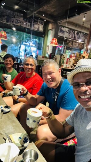 Roué Verveer Instagram - Vietnam dag 4 en 5🇻🇳

Na een geweldige dag en nacht op de cruise te hebben doorgebracht begonnen we met Tai Chi op het dek😂
Een paar uur daarna stapten we van de boot af en stonden onze gids en driver al te wachten🎉 Die brachten ons naar de airport voor onze binnenlandse vlucht naar Hue🤩 
Daar aangekomen stonden de volgende gids en driver al klaar🎉
Na het inchecken in het hotel gingen we natuurlijk gelijk eten😂
De volgende ochtend werden we wakker met een geweldig uitzicht 😍
Van 9u tot 16u hadden we een scootertour. Van alles gezien en geleerd en ook gegeten bij de monniken👍🏾
Daarna hebben we ons laten verwennen met de kapper, massages, manicure en pedicure en natuurlijk…..eten😂 Daarna koffie en nog even chillen bij de rooftop bar van het hotel ❤️Het zijn lange maar zeer waardevolle dagen🥳#LeefEnLach #Vietnam #VacationTime @farahsewgobind @vanderjagthenk @csowi