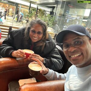 Roué Verveer Instagram - Weer of geen weer, zomer of geen zomer: keep smiling and have a “Late Time” moment❤️ Fijne weekend 🎉🎉#LeefEnLach @farahsewgobind