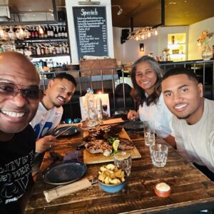 Roué Verveer Instagram - Zondagavond chillings met “The Parasites”🤩 Jullie hebben 1 van de “Parasites” lang niet gezien op m’n Insta👀Die is al weken bezig met haar afstudeerproject dus die heeft geen tijd😅 
We hebben heerlijk gegeten en een leuke tijd gehad ❤️#LeefEnLach #FamilyTime @farahsewgobind @julianverveer @randyjustin_  @cafecarbon