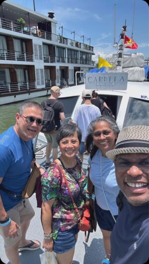 Roué Verveer Instagram - Dag3 in Vietnam 🇻🇳 (deel1)

Deze dag ga ik in 2 reels doen👍🏾
Na 2 geweldige dagen in Hanoi checkten we uit het hotel👋🏾
Onze gids en driver stonden al vroeg op ons te wachten😀 We maakten een rit van 2,5uur naar Ha Long. Daar stapten we op de boot en die bracht ons naar de Cruiseschip🤩 Ik wist niet wat ik kon verwachten maar het was boven alle verwachtingen😍 Ontvangst, de kamer, het eten en de service: allemaal geweldig👏🏾
Even chillen op de rivier🎉
Check m’n volgende post voor meer😁#LeefEnLach #CruiseDingen #Gezlligheid @farahsewgobind @csowi @vanderjagthenk