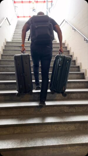 Roué Verveer Instagram - Waarom ik 4 keer per week train?💪🏾
Omdat ik nog heel lang, heel veel reisjes wil maken🔥Dan moet ik flexibel, mobiel en sterk zijn om alle bagage te kunnen sjouwen wanneer nodig😅 Let wel: het zijn geen trolley’s maar koffers!!
Waarom Farah ook 4 keer per week traint?
Ik weet het niet 🤷🏾‍♂️ 
Misschien is filmen hoe iemand álle bagage sjouwt ook heel zwaar 😂😂#LeefEnLach #StayFit #StayStrong @farahsewgobind
