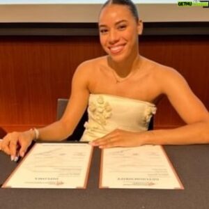 Roué Verveer Instagram - Gisteren stond voor ons in het teken van het afstuderen van “Parasite” Ashley👩🏽‍🎓🎉
Ze begon in 2007 als klein meisje bij “Lucia Marthas institute for performing arts” en gisteren kreeg ze als een hele dame haar diploma “HBO Bachelor Docent Dans”👩🏽‍🎓🤩
Eerst de diploma uitreiking en in de avond de geweldige eindpresentatie🔥
Ik ben trots op alle 3 “Parasites” maar gisteren op deze ietsjes extra😀❤️
Ashley heeft bij de afgelopen edities van mijn Kerstshow de volledige choreografie verzorgd maar ik hoop dat ik haar nog kan betalen voor de kerstshow van dit jaar😳😬 Ze is nu gediplomeerd😅#LeefEnLach #Trots @_ashleyng