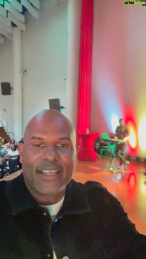 Roué Verveer Instagram - Show 2/5 in Suriname 🇸🇷 

Ik hoef niet meer te vertellen dat het groot feest was🥳🥳 Morgen show 3💪🏾🎭#LeefEnLach #ComedyIsLife @hardcorentertainment