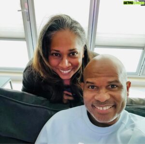 Roué Verveer Instagram - Back together again❤️

Na 2 weken weer samen op de bank🎉We kwamen erachter dat we in 1994 voor het laatst zo lang niet bij elkaar waren😅
Farah zegt dat ze de afgelopen 2 weken zichzelf elke avond in slaap heeft moeten huilen😭 
Tenminste, ze heeft het niet gezegd maar ik lees dat uit haar ogen😅😂#LeefEnLach #HomeSweetHome @farahsewgobind