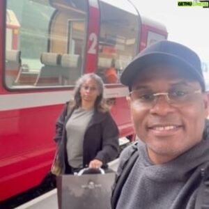 Roué Verveer Instagram - Zwitserland dag 5🇨🇭

Na 2 mooie dagen in St. Moritz stapten we vanmorgen vroeg weer op de trein🚃 We zaten nu in de “Bernina Express”🔥Een reis die gaat van hoog(2200m) in de wolken naar laag(500m). Het uitzicht is natuurlijk prachtig😍Na 3 uren kwamen we aan in Tirano. Na 2 uurtjes wandelen,eten en “Latte Time” stapten we op de Bernina Express Bus 🚍 Daar heb ik geen beelden van want we sliepen😂 Na 2,5uur kwamen we aan in Lugano en werden we per shuttle naar ons hotel gebracht👍🏾 We hebben sushi gegeten in de stad en toen we in het hotel terugkwamen gingen we Oranje🇳🇱kijken in een zaal met beamer maar wij waren de enigen😂Dat maakte de overwinning niet minder mooi🎉🎉💪🏾💪🏾#LeefEnLach #MakingMemories #Zwitserland #Lugano @farahsewgobind