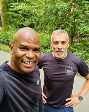 Roué Verveer Instagram - Goede hardlooptraining in het Amsterdamse Bos gehad van @foefit_pt 🏃🏾‍♂️
Train al iets meer dan 3 maanden , 1 keer per week, met hem. Techniek wordt steeds beter en ik kan steeds langer doorgaan 🎉🎉#LeefEnLach #LetsGo #RunningMan😂