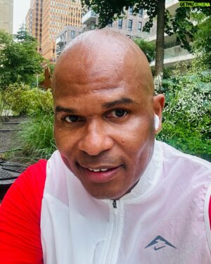 Roué Verveer Instagram - Net een heerlijke avond run gedaan🏃🏾‍♂️🔥
Soms wel last van zweet in m’n ogen😓
Misschien heeft Memphis nog een hoofdband over🤷🏾‍♂️😅😂#LeefEnLach #KeithSweat😂