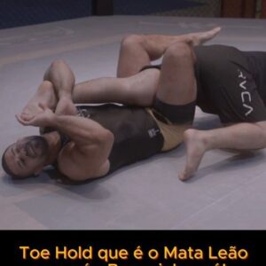 Rousimar Christian Palhares Instagram - Toquinho começa em uma posição aparentemente desfavoráve que a posição de 100 kilos por baixo. Mas assista como ele, sem esforço, faz a transição para uma posição dominante, desbloqueando três opções poderosas de finalização: o Toe Hold, a chave de joelho e o Loglock. Seja você um iniciante ou um grappler experiente, este movimento é um divisor de águas para o seu arsenal. Confira e melhore seu jogo no chão!

#BJJ #JiuJitsu #Grappling #Finalização #ToeHold #ChaveDeJoelho #HeelHook #JogoDeChão #TreinoBJJ #ArtesMarciais #BrazilianJiuJitsu #TécnicasDeGrappling #ComunidadeBJJ #EstiloDeVidaJiuJitsu