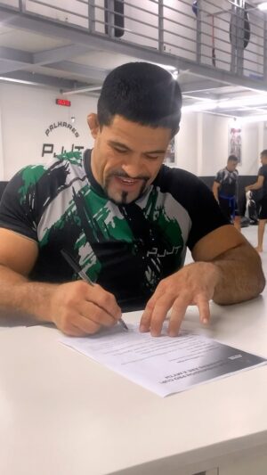 Rousimar Christian Palhares Instagram - Fala galera tenho uma ótima notícia aí para os meus fãs ,que curtem meu trabalho ! 
Dia 22 de Dezembro estarei na Rússia no evento FSA SUBMISSION PRO CUP : BARRIERS ARE A MYTH @fighting_sport_arts fazendo uma luta de Submission. 
Estou muito feliz e bora lá buscar a vitória !

MISSÃO DADA É MISSÃO CUMPRIDA! 

OSSSSS

#fsa