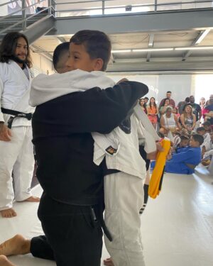 Rousimar Christian Palhares Instagram - Fala galera hoje foi o dia da graduação do pessoal da palhares jiu-jítsu team e também o dia do meu filho Christian q sempre tem me deixado muito orgulhoso e muito feliz com sua dedicação esforço e comprometimento com as obrigações dele então estou muito feliz e queria dividir com todos vcs esse momento tão importante em minha vida te amo demais meu filho vc está de parabéns vc pode ser faser tudo na vida mas lembre sempre tudo q fazemos na vida e um plantio q mais tarde colheremos os frutos na mesma mádida em q plantamos viu parabéns meu faixa amarela ossssssss