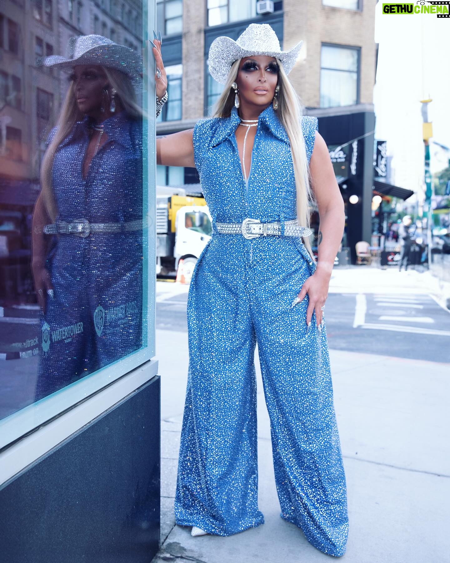 Roxxxy Andrews - 8.1K Likes - Just a cowgirl🤠 in the big apple🍎! Photos by @marco_ovando