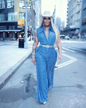 Roxxxy Andrews Instagram - Just a cowgirl🤠 in the big apple🍎! Photos by @marco_ovando