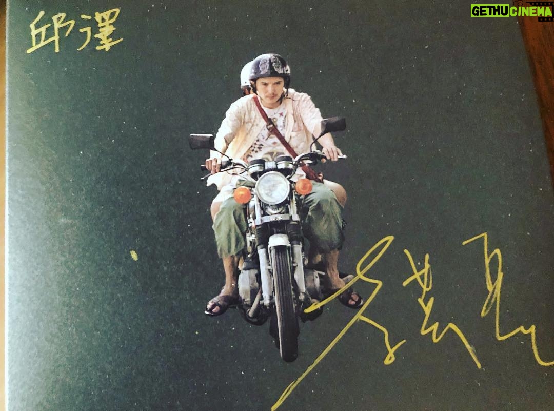 Roy Chiu - 7K Likes - 看過電影的同學們腦袋裡應該都是主題曲的旋律吧。巴厘島~那夢幻的巴厘島~
我想,你們需要這個,沒錯,電影原聲帶。
#誰先愛上他的
#還沒看電影的同學快去看
#就知道我在說什麼了
#😉