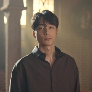 Roy Kim Instagram - “봄이와도” 오늘 6PM 발매. 
봄봄봄이 나온지 11년됐네요.
오랜시간 아껴왔던 “봄이 와도” 라는 곡은, 살아가며 몇번이고 피고 지는 삶의 계절 속에 그 파동을 유연하고 자연스레 받아 들이고 싶은 마음과 그 파도 와는 상관없이 나를 있는 그대로 바라봐 주는 소중한 존재들을 되새기고자 써내려 갔어요. 내가 어느 자리에 있건 내 곁에 있어주는 좋은 사람들은 언제든 내가 좋은 사람이란걸 상기 시켜주니까. 좋은 사람 곁엔 좋은 사람이 있어요. 우리 좋은 사람이 되어 보아요. 
오늘 날씨를 보니, 드디어 봄이 오려나 봐요.

<When Spring Comes> is out today 6PM KST
The spring I once knew has gone and passed. The flighty youth which shook my so easily has now shifted my focus to the ones who remains unshaken by my side. Though less adventurous you may say, the four seasons filled with gratitude and contentment is for sure the better life I want to lead. May yours too be merry and bright. 

Xoxo, roy.