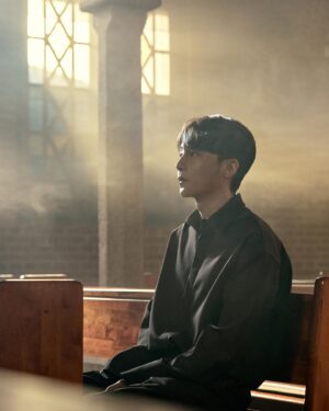 Roy Kim Instagram - 봄이 와도 설레지 않을 것이고
여름이 와도 나는 흔들리지 않을거야
가을이 오면 무너지지 않고 견뎌 왔음에 감사하며
겨울엔 나를 지켜 줬던
그대만을 내마음에 새길거야. 

<봄이 와도> 3월 4일 6PM.

When Spring comes,
I will not tingle
When Summer comes,
I will not be swayed
When Autumn comes,
I will pray in thanks for my devotion 
And When winter comes, 
I will tattoo you in my heart.

<When Spring Comes>  3/4 6PM KST