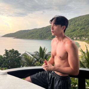 Roy Kim Instagram - 집에 오자마자 뭐 먹을지
맛 상상해보는 나