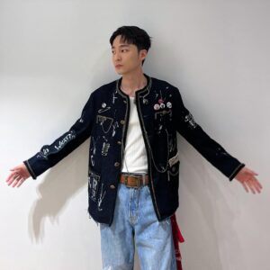 Roy Kim Instagram - 정말 바빴던 5월 잘 버텨준 내 성대에 고마워. 
하던대로 살거라 약속하고 더 많은걸 해냈네.
바쁠 수 있는것도 행복이고 그 많은 곳에 날 보러 와주는 사람들도 축복인걸, 나는 덕분에 행운아가 된거같다. 
이제 좀 쉴텐데, 쉬는것도 노는것도 행운처럼 살아야지.
별것도 아닌거 의미두면 더 소중해지니깐. 

동아대재능대홍대세종캠대구대항공대서울시립대경성대경남대경북대공주교육대동국대와이즈성결대수원대세종대🌹알럽🤍 

Busy May happy may thanks for letting my voice stay wet. Happy June awaits, though I'll miss performing soon enough, im gonna travel golf eat and exercise real good. See you soon enough. I'll be back soon xoxo. Roy