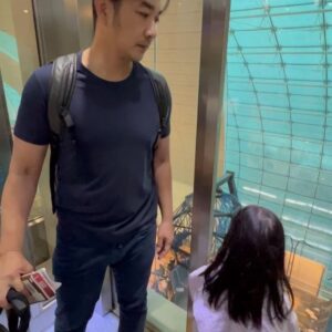 Ruangsak Loychusak Instagram - หวุดหวิดติดที่สนามบินดูไบ ! 

ทีมเราบินกลับจากยุโรปมาต่อเครื่องที่นี่ วันที่16 เมย ฝนตกหนักมากที่สนามบินดูไบ ไฟลท์ประกาศดีเลย์ เนื่องจากทีมเราอยู่อาคารสนามบินจึงไม่รู้สึกอะไรมาก แต่ส่วนตัวผมสังเกต น้ำที่ไหลลงกระจกอาคารดูไม่มีวี่เเววจะหยุดสักที เเสดงว่าฝนเทหนัก

จังหวะเดินขึ้นเครื่องสังเกตุตรงประตูขึ้นเครื่อง ฝนคงตกหนักมากจริงๆ ขอบของงวงช้างที่ให้คนเดิน น้ำไหลทะลักเปียกชุ่มฉ่ำกันบริเวณทางเดินเข้าเครื่องบิน พนักงานต้อนรับ ช่วยกันเช็ดน้ำกันอย่างทุลักทุเลเล็กน้อย

เมื่อเข้าไปนั่งในเครื่องเเล้ว ผ่านไปหลายนาทีเครื่องก็ยังไม่ออก กัปตันประกาศเสียงตามสายว่าฝนตกตกหนัก เครื่องบินบนฟ้าหลายลำยังต้องบินวนรอ ลำของเราจึงไม่สามารถนำเครื่องขึ้นได้ ลูกกับเมีย นอนกินขนมกันอย่างมีความสุขสบายใจเฉิบ ผมก็ไม่ได้อัพเดทอะไรให้ฟังมาก กลัวจะวิตกกัน 

ผ่านไป ชม กว่าๆ เครื่องถึงได้ออกบิน มองไปนอกหน้าต่างเห็นเลยว่า ลำที่ออกบินก่อนเรา เวลาเร่งเครื่องขึ้น มีน้ำบานตรงรันเวย์ ( ดูแล้วยังไม่มากครับ น่าจะยังอยู่ในมาตรฐานความปลอดภัยที่ทางสายการบินได้ประเมิณเเล้ว) 

เครื่องขึ้นบนฟ้าได้ ลูกเมีย และคุณพ่อคุณแม่ชิวมากๆ นอนหลับกันปุ๋ย 
แต่ผู้ไม่หลับคือนายเรืองศักดิ์ คงไม่ต้องอธิบายนะว่าทำไม…
ลำที่นั่งคือ Airbus A380-800 ลำยักษ์ใหญ่ 2ชั้น ลำใหญ่ขนาดนี้ยังรับรู้ได้ถึงความสะเทือนบนท้องฟ้า สัมผัสได้เลยว่าผ่านเมฆฝนที่ไม่ธรรมดาเเน่นอน และสั่นอยู่ค่อนข้างนาน เเรงบ้าง เบาบ้าง เป็นระยะ กินเวลาประมาณ 20-30นาทีให้ได้ตื่นเต้น(แต่ไม่รู้สึกอันตรายอะไรนะครับ ยังรู้สึกปลอดภัยดี) สักพักเมฆก็ค่อยๆ กลายเป็นฟ้าหลังฝน บินนิ่มไปจนถึงสุวรรณภูมิอย่างปลอดภัย 

ลงเครื่องปั๊บ เห็นข่าวน้ำท่วมสนามบินดูไบ เห็นข่าวน้ำท่วมใหญ่ มีดาราติดเป็นผู้ประสบภัย เลยรู้สึกว่าทีมเราน่าจะเป็นไฟลท์ท้ายๆก่อนเกิดเหตุเลย หวุดหวิดจริงๆครับ ขอให้ทุกคนที่ประสบเหตุ จงมีแต่ความปลอดภัยนะครับ ดูไบเป็นที่ๆมีเทคโนโลยีทันสมัยมาก เชื่อว่าเรื่องแค่นึ้ เขาน่าจะเเก้เเป๊บเดียวจบ 

หมายเหตุ  เออ.. เพิ่งสังเกตุตัวเอง นี่เราหายจากอาการแพนิคจากการเคยผ่านอุบัติเหตุเครื่องบิน เเบบ 100% แล้วหรือนี่ เยี่ยมมากเรืองศักดิ์ 😊
