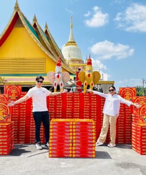 Ruangsak Loychusak Instagram - จุดประทัด 2.2ล้านนัดแก้บนไอ้ไข่ ไอ้ไข่ให้กับครอบครัวทุกปี  เพื่อนๆจังหวัดอื่นๆ มาเที่ยวนครกันนะครับ โดยเฉพาะคนทำค้าขาย มาไหว้ มาขอ 
ไอ้ไข่กันน้าา ❤️