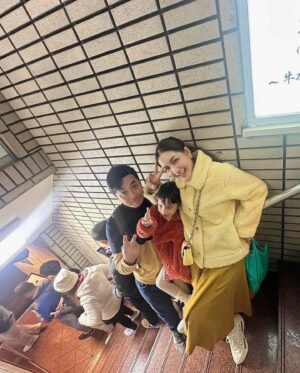 Ruangsak Loychusak Instagram - ต่อคิวชั่วโมงกว่า กับอากาศอันหนาวเหน็บ ลูกสาวบอกว่าหนูเต็มใจรอค่ะปะป๊า ( แอบดีใจที่เด็กได้ฝึกการรอคอยที่นี่) 

ขอบอกเลยว่าร้านลับร้านนี้ อร่อยสายรุ้งพุ่งกระจาย ❤️
