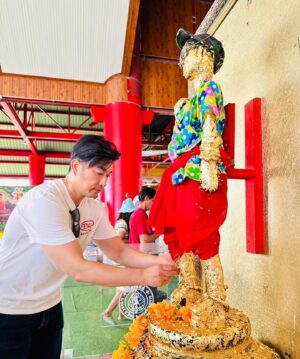 Ruangsak Loychusak Instagram - จุดประทัด 2.2ล้านนัดแก้บนไอ้ไข่ ไอ้ไข่ให้กับครอบครัวทุกปี  เพื่อนๆจังหวัดอื่นๆ มาเที่ยวนครกันนะครับ โดยเฉพาะคนทำค้าขาย มาไหว้ มาขอ 
ไอ้ไข่กันน้าา ❤️
