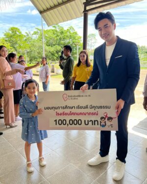 Ruangsak Loychusak Instagram - ตั้งใจไปมอบทุนการศึกษาให้น้องๆที่ปาากพนัง น้องเมดาบอกว่าหนูอยากขอมอบให้ปะป๊าด้วยได้มั้ยค้า จึงเกิดเป็นรูปนี้ขึ้น
