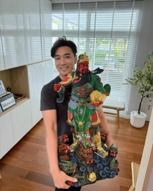 Ruangsak Loychusak Instagram - เมื่อวานรับพระเเม่ลักษมี, พระเเม่อุมา , เทพกวนอูและพิฆเนศเข้ามาบูชาที่บ้าน  ท่านได้ทำนายเรื่องความปังของธุรกิจเราในปีสองปีนี้ไว้หลายข้อ  และให้เราทดสอบท่านด้วยเลขที่เขียนหลังองค์  ตอนเเรกเชื่อคำทำนาย50%  แต่ตอนนี้เชื่อ 100%แล้ว หลังเห็นผลล๊อตเตอรี่วันนี้ 😁

#องค์แรงมากลงที่บ้านเจมส์