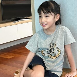 Ruangsak Loychusak Instagram - เผลอแป๊บเดียวหนู 5ขวบเเล้ว ปีนี้ปะป๊าได้เเต่งเพลง แทนความรู้สึกที่มีต่อหนู ปะป๊าใช้เวลาแต่งไม่ถึง 10นาที เพราะมันคือความรู้สึกที่มันมีอยู่ในหัวใจอยู่แล้ว เดี๋ยวปะป๊าจะอัดเสียงเพลงนี้ให้หนูฟังนะลูกรัก ❤️

เพลง รักของพ่อ 

เเต่งโดย ปะป๊าเจมส์ 
ในวันที่น้องเมดาครบ 5ขวบ 29.03.2024

A1
เมื่อแรกเจอหน้า  ในวันนั้นสว่างไสว 
เปลี่ยนชีวิตพ่อใหม่   ด้วยรอยยิ้มที่ไร้เดียงสา 
ตื้นตันใจหนักหนา ดวงตาที่พ่อเฝ้ารอ 
ด้วยรักที่ลึกซึ้ง  สุดหวงแหน…ไม่ห่างหาย

Pre
เติบโตทุกวัน ก้าวทุกขั้นไปด้วยกัน 
พ่อจะปกป้อง เธอดั่งที่เคยสัญญา 
ในทุกยามเธอเรียกร้อง หรือแม้น้ำตาจะตกหล่น 
พ่อคอยซับ…เคียงข้างไม่เคยห่างไกล

Hook
เพราะรักของพ่อ ไม่เคยเปลี่ยนแปลง 
เหนือกาลเวลา ดั่งดวงดาว…ที่ไม่มีวันดับไป 
ไม่ว่าเส้นทาง ที่หนูตามฝันหรือหนูจะต้องสู้ 
รักของพ่อ คือแสงทางให้เธอ

A2
แม้วันเวลา จะพาเราห่างไกล 
แต่รักของพ่อ ไม่เคยลดเลือนไป 
ในทุกห้วงคำนึง พ่อขอเป็นหลังคา 
ปกคลุมใจเธอ จากพายุทุกลมหนาว

Pre
เติบโตทุกวัน ก้าวทุกขั้นไปด้วยกัน 
พ่อจะปกป้อง เธอดั่งที่เคยสัญญา 
ในทุกยามเธอเรียกร้อง หรือแม้น้ำตาจะตกหล่น 
พ่อคอยซับ…เคียงข้างไม่เคยห่างไกล

Hook
เพราะรักของพ่อ ไม่เคยเปลี่ยนแปลง 
เหนือกาลเวลา ดั่งดวงดาว…ที่ไม่มีวันดับไป 
ไม่ว่าเส้นทาง ที่หนูตามฝันหรือหนูจะต้องสู้ 
รักของพ่อ คือแสงทางให้เธอ

bridge
เมื่อเวลาผ่านไป ทุกช่วงชีวิต 
รักนี้ของพ่อ จะอยู่กับเธอตลอดไป 
ไม่ว่าวันนึง ถึงพ่อจะต้องไปรอที่สุดแสงดาว 
รักของพ่อ ยังเป็นของเธอ…ตลอดกาล