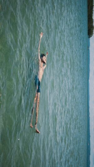 Rubel Instagram - Seguindo a retrospectiva dos clipes, esse é O Velho e O Mar, dirigido pelo meu amigo Fabian Cantieri. 

A música fala sobre a ideia de que é a experiência que pode dar sentido à vida. Eu tinha começado a ler algumas coisas do Sartre (principalmente o livro “existencialismo é um humanismo”) quando escrevi essa música. Mesmo que tenha entendido ainda superficialmente muito daquele pensamento - que é extremamente complexo e cheio de nuances, e ainda hoje me escapa - aquele texto me causou uma impressão muito profunda. A possibilidade de pensar que a vida não tem um sentido pré-existente, absoluto, mas que ainda sim ele pode ser inventado ou escolhido - e que essa justamente é a responsabilidade de cada indivíduo - me abriu uma janela de compreensão para a realidade. Eu ainda era ateu àquela época e a sensação de ausência de sentido me angustiava. A música fala sobre esse sentimento de encontro com uma possibilidade mais luminosa de existência, da eleição de alguns movimentos da vida como chaves: a coragem, os encontros, as estradas, os amores, as amizades, uma postura assertiva diante da vida (o que em algum lugar também dialogava com O Velho e O Mar do Hemingway). Esse é o coração do disco Pearl.

A ideia do clipe era traduzir um pouco disso, ou ao menos a parcela da ideia de experiência como força motriz da vida. A premissa, portanto, era viver uma experiência catártica e registrar isso com uma câmera. Uma missão ingrata, porque não se escolhe exatamente viver uma experiência transformadora. Geralmente essas vem à nossa revelia. Mas, mesmo diante dessa contradição empírica, tentamos. Reunimos um grupo de amigos, fomos para uma cidade no litoral do Rio chamada Carapebus, em busca de alguma coisa que não sabíamos exatamente o que era.

(Continua nos comentários)