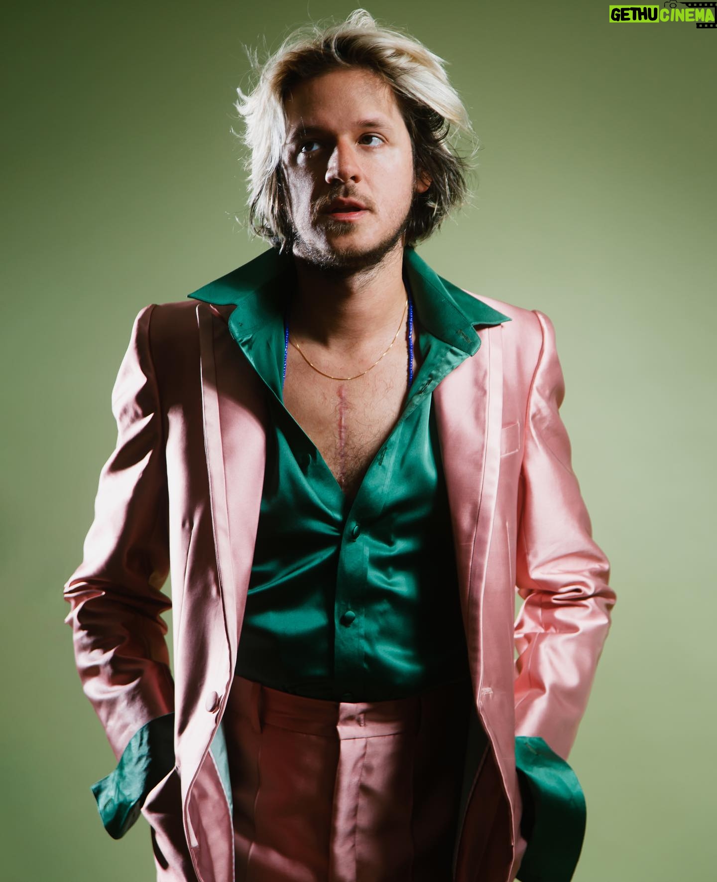 Rubel - 18.1K Likes - GRAMMY LATINO EU TÔ PRONTO.
💿 “As Palavras, Vol. 1 & 2” concorre a Melhor Álbum Pop Contemporâneo em Língua Portuguesa 🥠
🩲👛 Na minha cabeça esse disco sempre foi Verde e Rosa. Até pintei os móveis dessa cor, para morar num lugar que remetesse a sensação que eu imaginava do disco. Fui procurar uns rabiscos antigos do que eu imaginava que o disco seria antes de existir, e achei lá o verde e rosa e algumas outras anotações que eu compartilho na última foto.
Créditos da Foto
Fotografia: @brenogaltier
Stylist: @mariarocha
Alfaiate: Robson Alfaiate
Direção de Arte: @eulucasveiga
Agradecimentos: @changodigital
@latingrammys