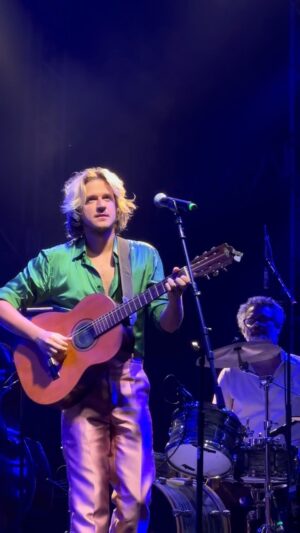 Rubel Instagram - Ontem eu tive a honra de cantar esse hit com a própria compositora @adrianacalcanhotto .

Eu sempre fui louco por essa música. O vídeo dela com a Maria Bethânia, é impossível não ficar mobilizado. Nos ensaios, a Adriana contou que escreveu originalmente a música como uma cantada (na sua gravação o próprio título da música é Cantada). Ou seja, uma promessa, um convite, para um dia ter alguém. Um flerte. Como se a letra dissesse “Depois que eu tiver você”. Uma ideia mais irônica, mais safada. A Bethânia, por sua vez, entendia a letra como um encontro que já havia se dado, e que havia sido arrebatador, transformador. Uma visão mais romântica e idealizada (não menos safada), e imprimia essa intenção no canto. “Depois de ter tido você”. Pelo vídeo, essa intenção fica evidente, e sempre foi assim que eu entendi a letra. Achei bonito isso, de como cada intérprete enxerga o seu ângulo. 

E aí depois de tantos anos, depois de ter você ✨acreditem nos seus sonhos