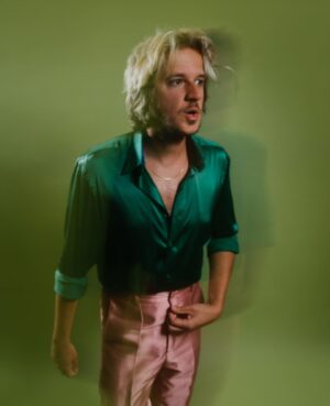 Rubel Instagram - GRAMMY LATINO EU TÔ PRONTO. 

💿 “As Palavras, Vol. 1 & 2” concorre a Melhor Álbum Pop Contemporâneo em Língua Portuguesa 🥠 

🩲👛 Na minha cabeça esse disco sempre foi Verde e Rosa. Até pintei os móveis dessa cor, para morar num lugar que remetesse a sensação que eu imaginava do disco. Fui procurar uns rabiscos antigos do que eu imaginava que o disco seria antes de existir, e achei lá o verde e rosa e algumas outras anotações que eu compartilho na última foto. 

Créditos da Foto
Fotografia: @brenogaltier 
Stylist: @mariarocha 
Alfaiate: Robson Alfaiate
Direção de Arte: @eulucasveiga 
Agradecimentos: @changodigital 

@latingrammys
