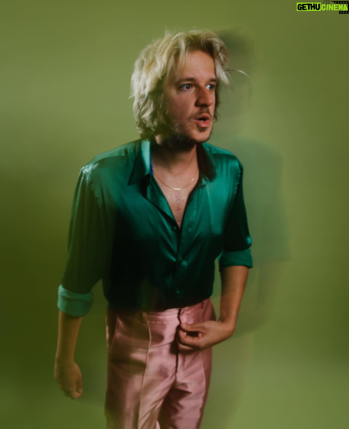 Rubel - 18.1K Likes - GRAMMY LATINO EU TÔ PRONTO.
💿 “As Palavras, Vol. 1 & 2” concorre a Melhor Álbum Pop Contemporâneo em Língua Portuguesa 🥠
🩲👛 Na minha cabeça esse disco sempre foi Verde e Rosa. Até pintei os móveis dessa cor, para morar num lugar que remetesse a sensação que eu imaginava do disco. Fui procurar uns rabiscos antigos do que eu imaginava que o disco seria antes de existir, e achei lá o verde e rosa e algumas outras anotações que eu compartilho na última foto.
Créditos da Foto
Fotografia: @brenogaltier
Stylist: @mariarocha
Alfaiate: Robson Alfaiate
Direção de Arte: @eulucasveiga
Agradecimentos: @changodigital
@latingrammys
