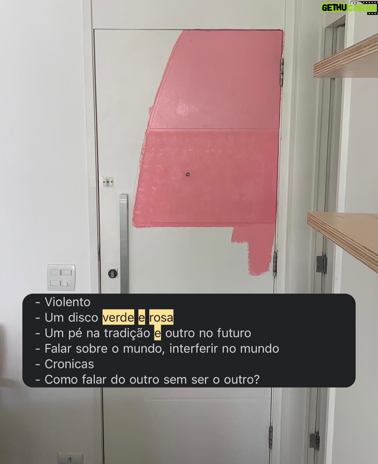 Rubel - 18.1K Likes - GRAMMY LATINO EU TÔ PRONTO.
💿 “As Palavras, Vol. 1 & 2” concorre a Melhor Álbum Pop Contemporâneo em Língua Portuguesa 🥠
🩲👛 Na minha cabeça esse disco sempre foi Verde e Rosa. Até pintei os móveis dessa cor, para morar num lugar que remetesse a sensação que eu imaginava do disco. Fui procurar uns rabiscos antigos do que eu imaginava que o disco seria antes de existir, e achei lá o verde e rosa e algumas outras anotações que eu compartilho na última foto.
Créditos da Foto
Fotografia: @brenogaltier
Stylist: @mariarocha
Alfaiate: Robson Alfaiate
Direção de Arte: @eulucasveiga
Agradecimentos: @changodigital
@latingrammys